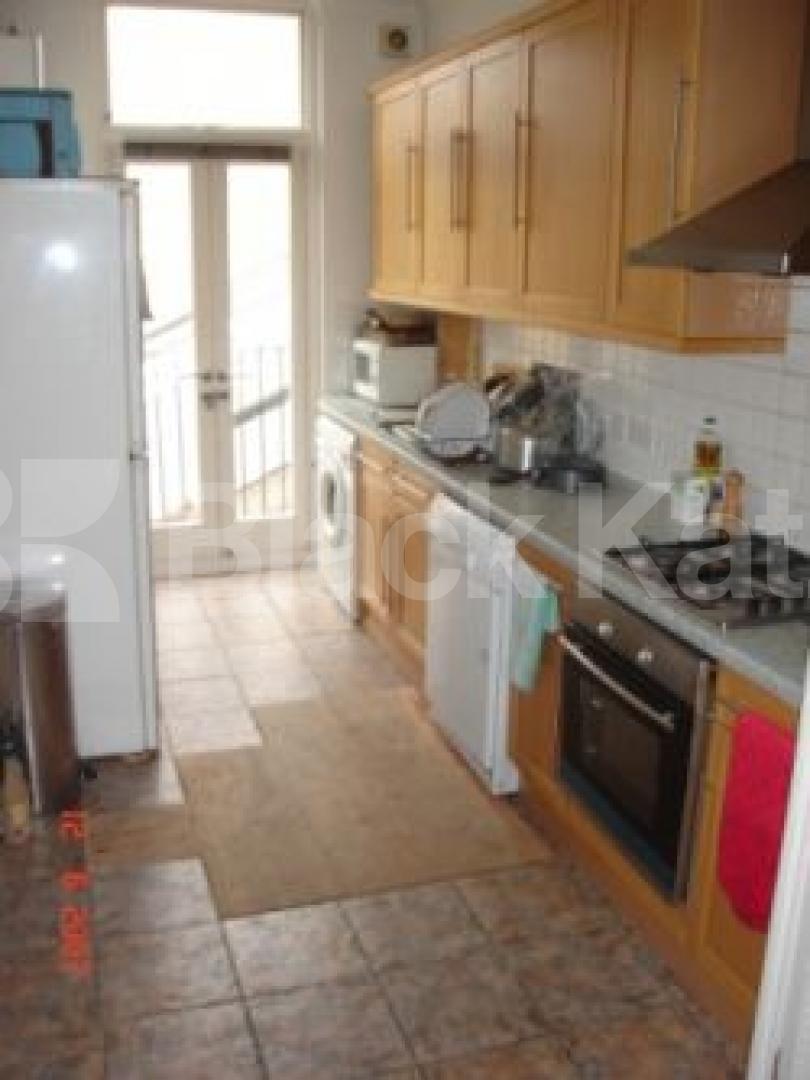 			MUST SEE!!!, 2 Bedroom, 1 bath, 1 reception Flat			 Pax Studios,Park Road, CROUCH END N8